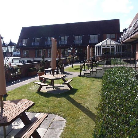 Lakeside International Hotel Camberley Exteriér fotografie