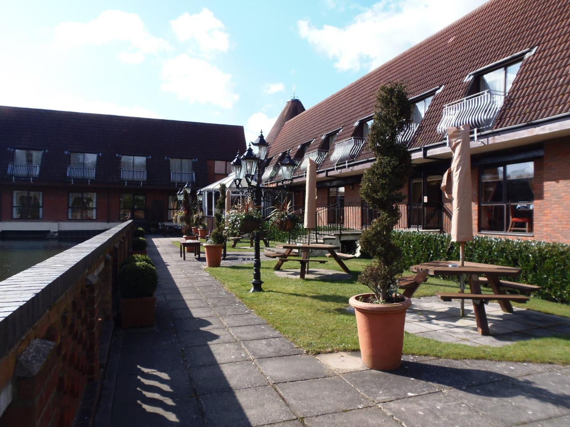 Lakeside International Hotel Camberley Exteriér fotografie