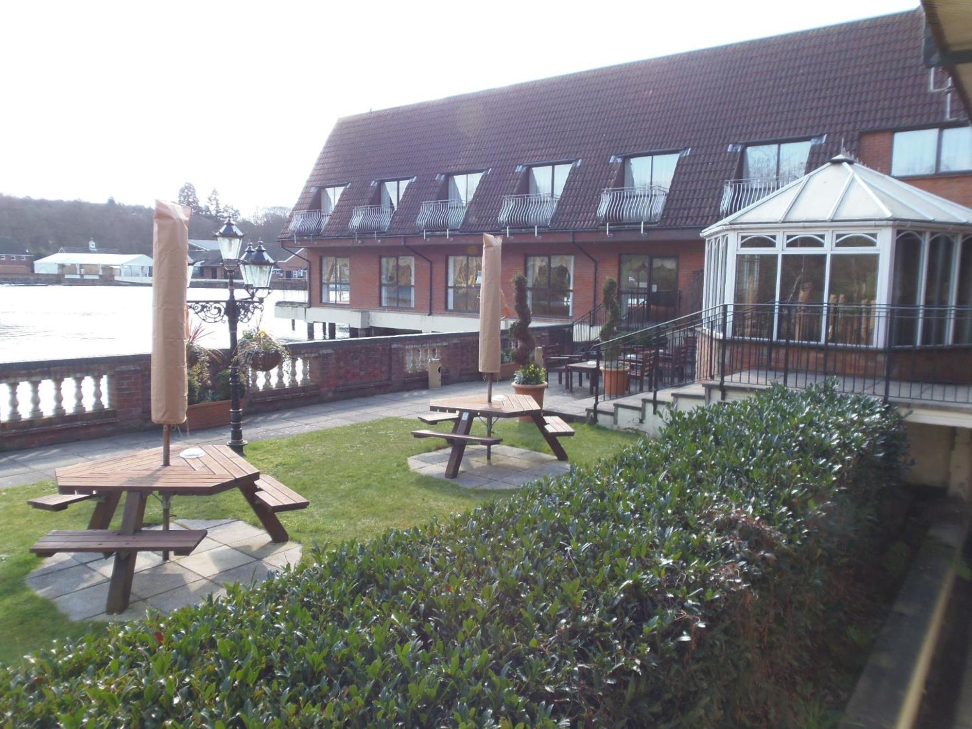Lakeside International Hotel Camberley Exteriér fotografie