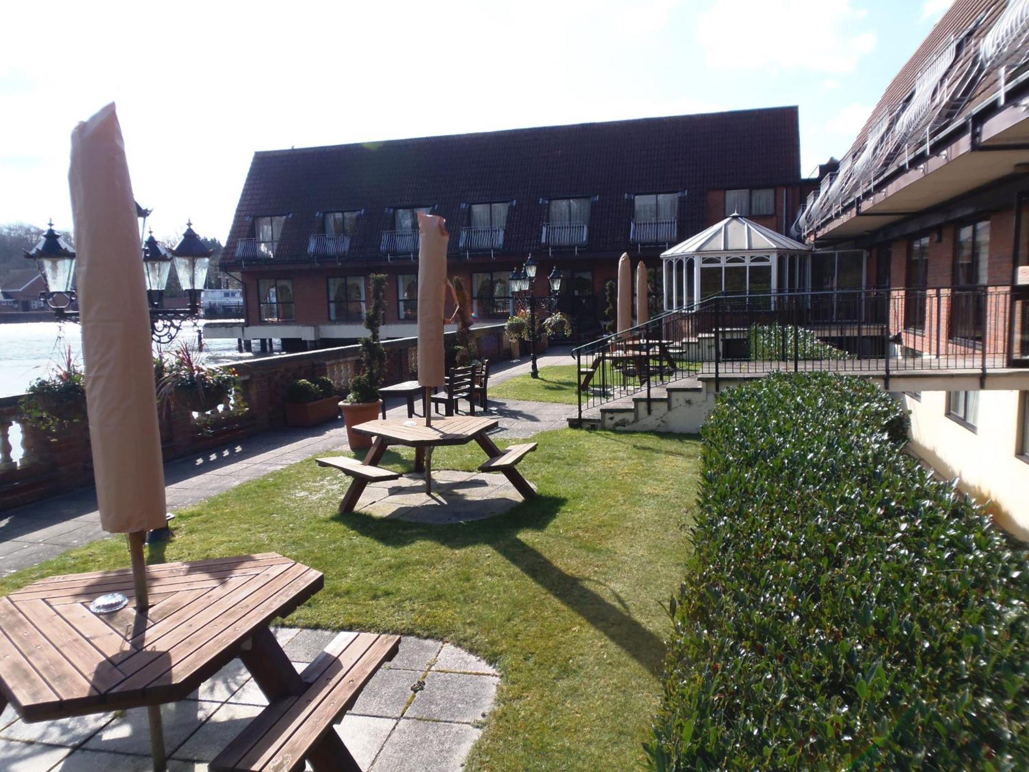 Lakeside International Hotel Camberley Exteriér fotografie